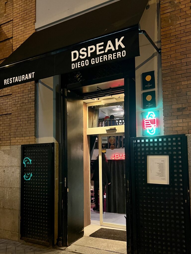 Entrada del restaurante Dspeak y la coctelería Dpickle Room en Madrid