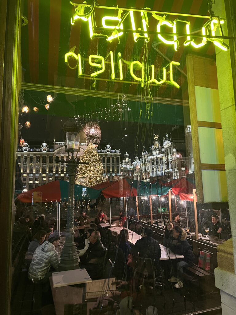 Vistas desde el interior del restaurante Le Roy d'Espagne a la Grand-Place