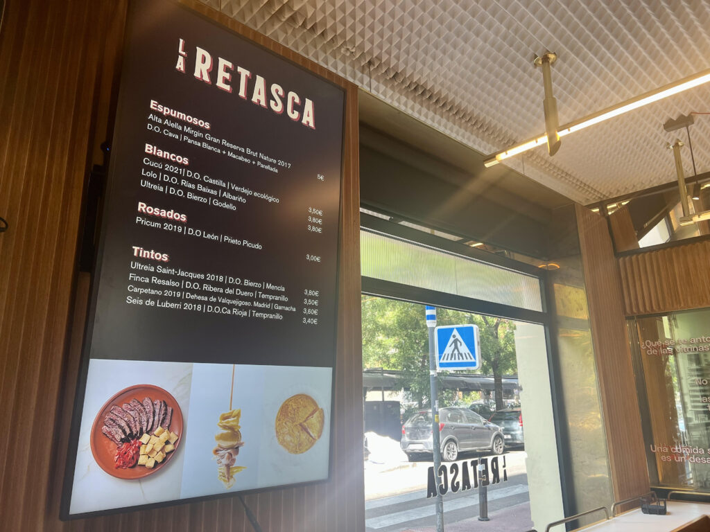 Interior del local La Retasca de la calle Ibiza, Madrid